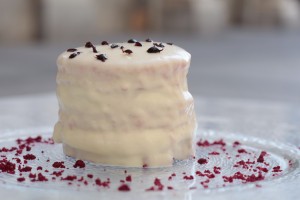 tabernadelalabardero_tarta-red-velvet-con-pailletes-y-fliselina-de-chocolate-blanco-1