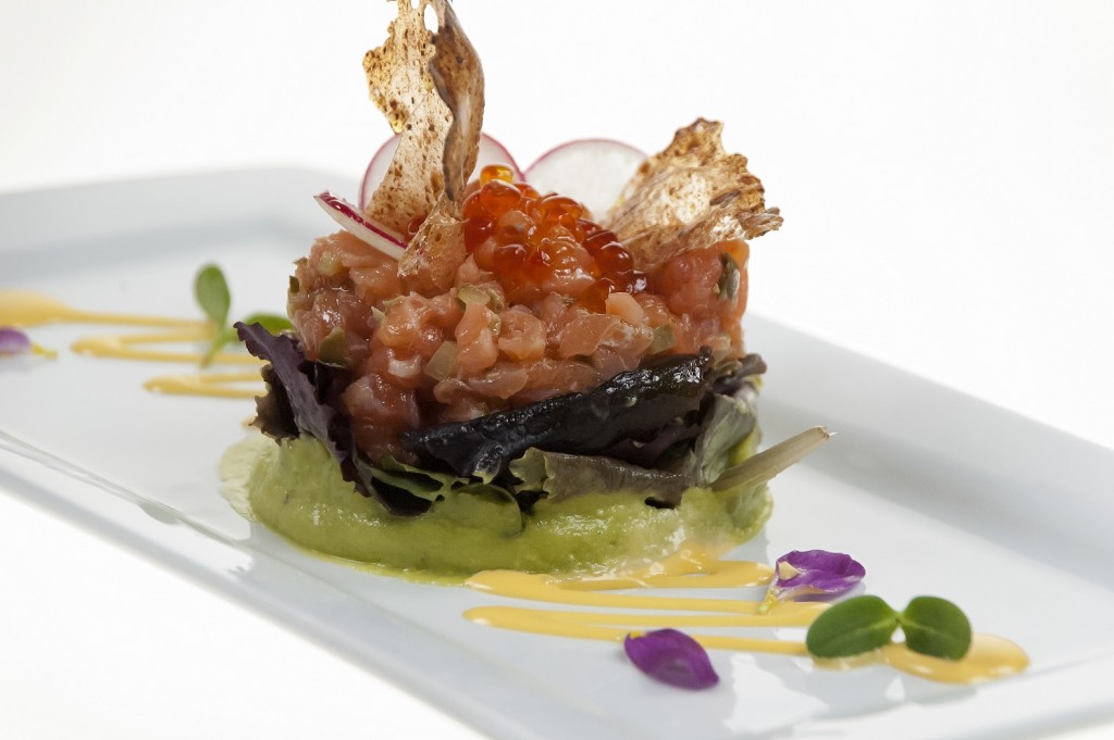 Ensalada de tartar de salmón rojo con guacamole