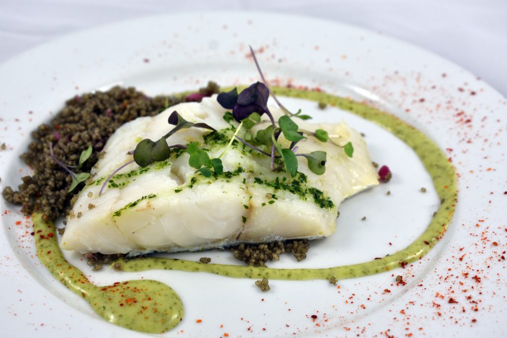 Bacalao al horno sobre cuscús de ajo negro